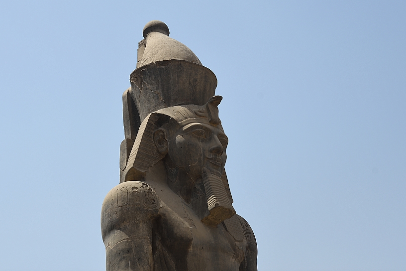 68 MAK_6218.jpg - Ramses II per una volta col volto integro, anche se nelle statue non si riproduceva fedelmente il volto del soggetto, ma la sua effige idealizzata. La barba posticcia era simbolo di potere e saggezza; soltanto personaggi di rango elevato, come il faraone, potevano essere rappresentati con essa.